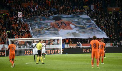 Al minuto 14, el partido se interrumpió para recordar a Cruyff.