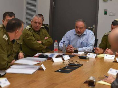 Avigdor Lieberman (centro) en una reunión en Tel Aviv el lunes.
 