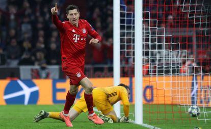 Robert Lewandowski celebra su gol al Olympiacos.