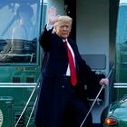 Donald Trump se despide de la presidencia desde la escalinata del helicóptero Marine One.