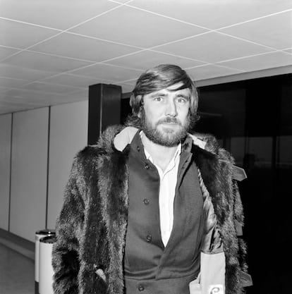 George Lazenby llegando al aeropuerto de Heathrow en diciembre de 1969 para el estreno londinense de 'Al servicio secreto de su Majestad'. Aparecer con melena y barba fue considerado una ofensa por los productores. 