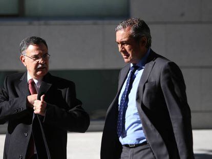Ángel Hurtado (izquierda) y Enrique López (derecha) caminan junto a la sede de la Audiencia Nacional en octubre de 2015.