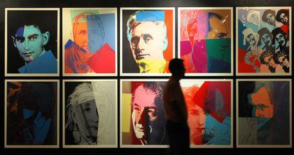 Un visitante pasa por delante de una serie de retratos de Andy Warhol de la colección 'Portraits of Ten Jews' (1980) en el museo Andy Warhol de Medzilaborce (Eslovaquia) el 15 de julio de 2008.