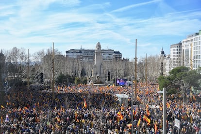 Asistentes a la manifestación contra la amnistía convocada por el PP, este domingo, en La Plaza de España de Madrid. 