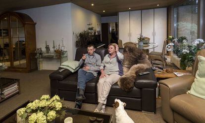 Luc Ennekens y Toni Smit ven la televisión juntos en la casa de Geel.
