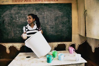 Irene Gacheri, trabajadora social de Amref, reparte el desayuno.