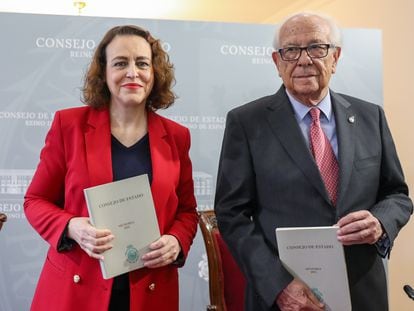 La presidenta del Consejo de Estado, Magdalena Valerio y el consejero permanente del Consejo de Estado y coordinador de la Memoria, Fernando Ledesma, posan con el documento de la Memoria Anual 2021 del Consejo de Estado, este lunes en Madrid.