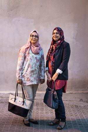 Las hermanas Sokayna (izquierda) y Najat Driouech, en una calle de Masnou (Barcelona).