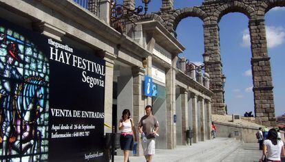 Cartel del Hay Festival de Segovia con el acueducto al fondo en 2008.