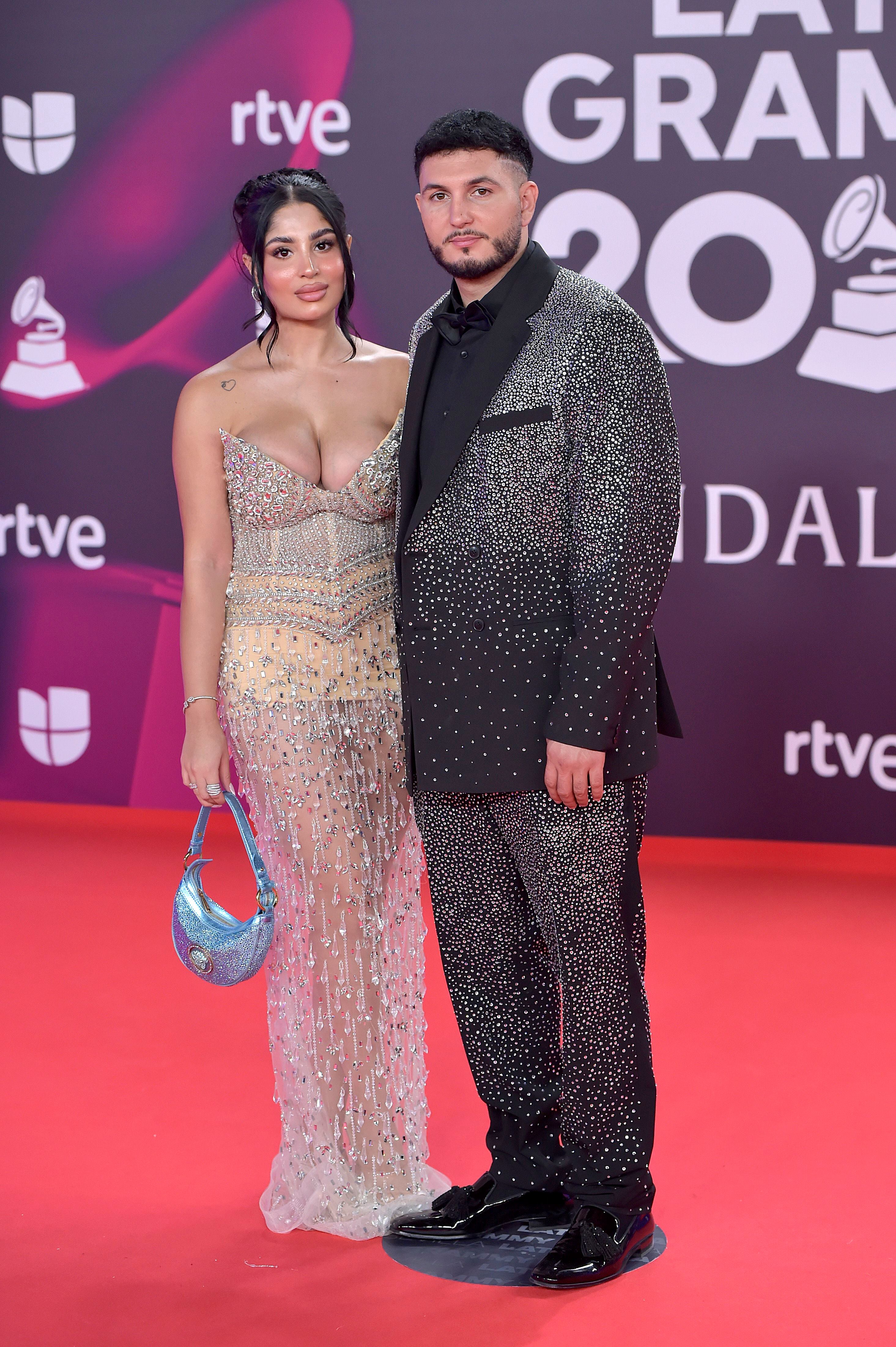 La 'influencer' Lola Romero junto a su pareja, el cantante Omar Montes, que lució un traje hecho a medida bordado con cristales de Swarovski de la diseñadora Tamara Press.
