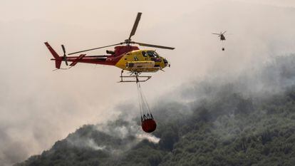 Helicópteros de extinción trabajan en el incendio de la Garganta de los Infiernos, Cáceres.