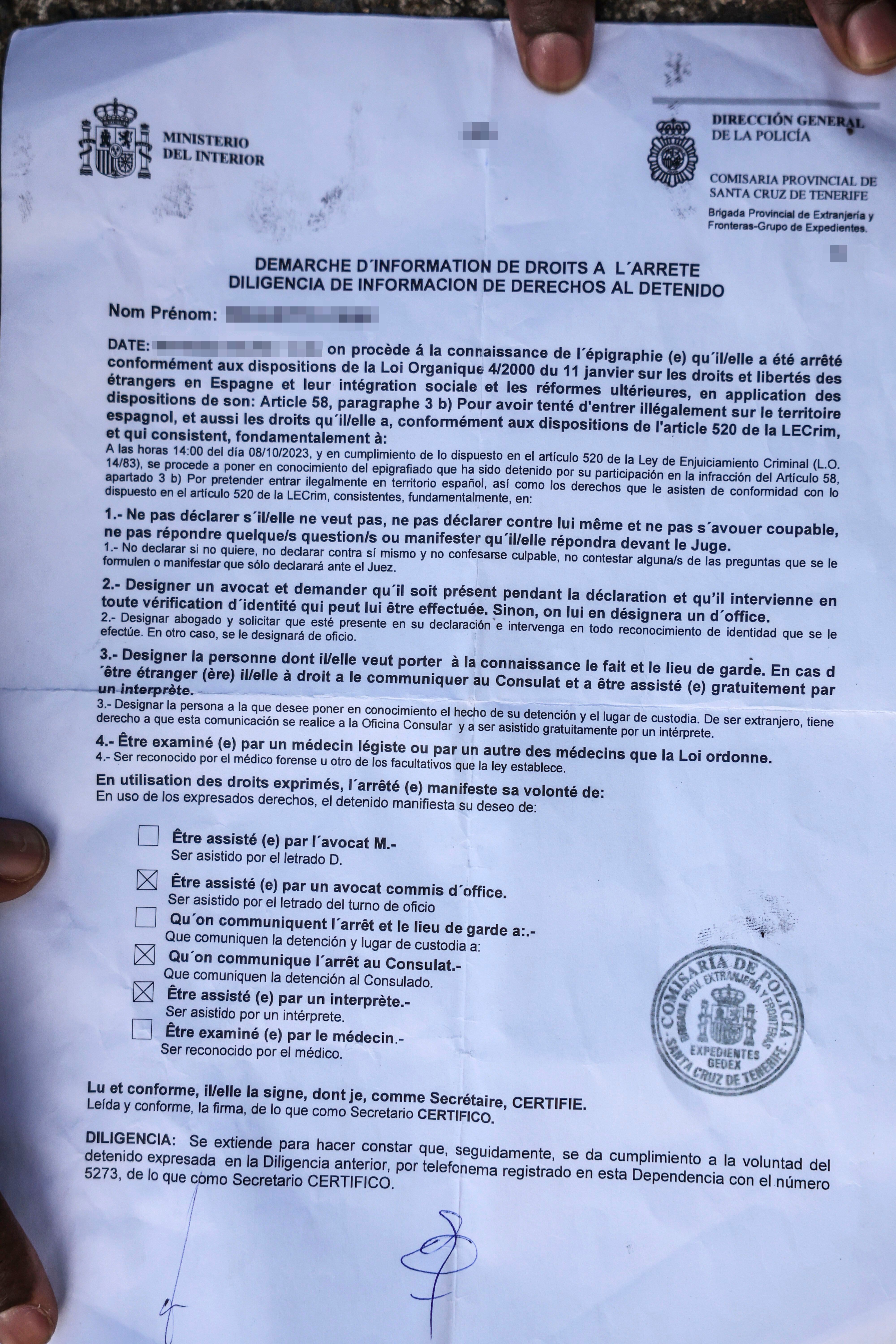 Diligencia de información sobre los derechos del detenido entregada a los migrantes llegados a Canarias.