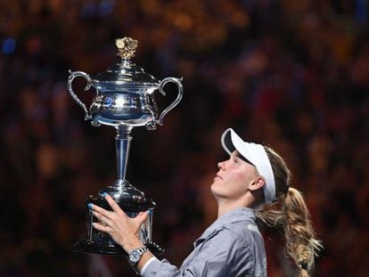 Wozniacki levanta el trofeo de campeona en Melbourne.