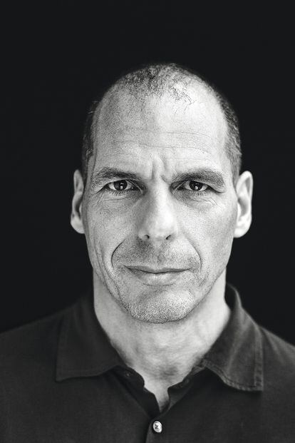 Yanis Varoufakis, fotografiado en su despacho de Atenas por Gorka Postigo.