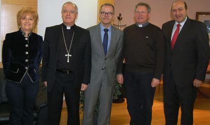 Jesús Vázquez (centro) junto al obispo y al deán de Ourense