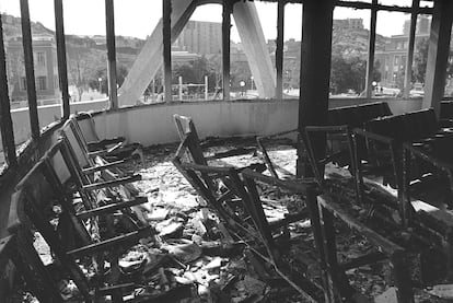 Daños ocasionados en la primera planta de la Asamblea Regional, en 1992.