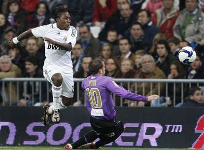 Drenthe, ante Arnau durante el partido de ayer.