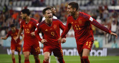 Ferrán Torres y Gavi celebrando un gol durante el partido España-Costa Rica del Mundial de Qatar 2022. 