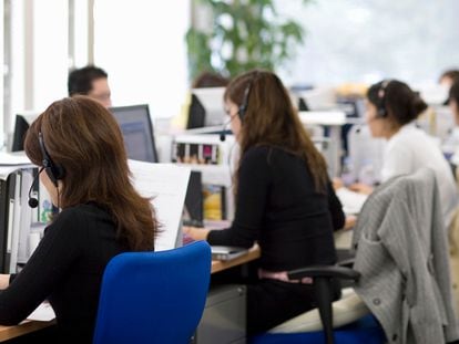 Trabajadoras en un centro de atención telefónica.