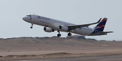 Fotografía que muestra a un avión de la aerolínea chilena Latam.