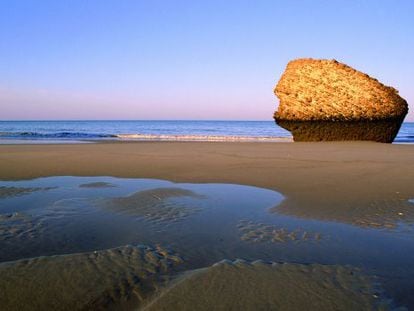 El Tapón, como es llamada popularmente esta formación rocosa de la Playa de Torre la Higuera, en Matalascañas (Almonte).