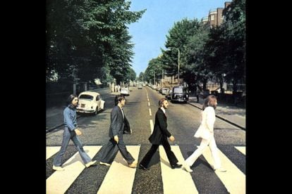 El 8 de agosto de 1969 se disparó la foto de los Beatles cruzando el paso de peatones de Abbey Road. En septiembre se editaría el álbum llamado como la calle que llevaría esta instantánea en portada. Muchos creyeron ver mensajes ocultos en la imagen.
