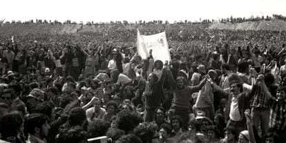 Asistentes al Festival de los Pueblos Ib&eacute;ricos, celebrado en el campus de Cantoblanco de la Universidad Aut&oacute;noma de Madrid en mayo de 1976.