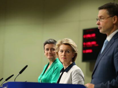 La presidenta de la Comisión Europea, Ursula von der Leyen (centro), con los vicepresidentes ejecutivos Margrethe Vestager y Valdis Dombrovskis, en una comparecencia el día 13 en Bruselas.