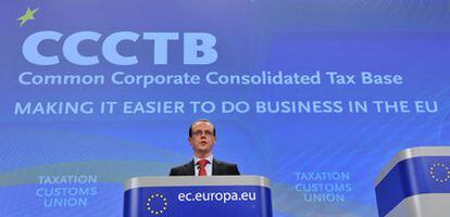 El comisario europeo Algirdas Semeta, durante la presentación ayer en Bruselas de la propuesta sobre fiscalidad.