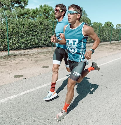 Luis Molina, en primer término, marca el paso a Jota García durante el entrenamiento para la carrera a pie.