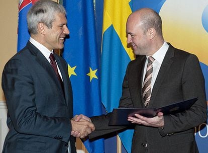 El presidente serbio, Boris Tadic (Izq.) entrega hoy el documento de solicitud para unirse a la UE al primer ministro sueco, Fredrik Reinfeldt