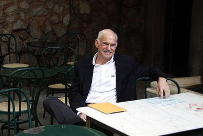 Yorgos Papandreu, ayer en la terraza de un café próximo al Parlamento, tras una reunión de Gobierno.
