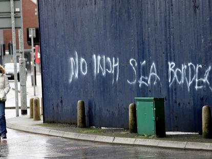 Una pintada en Belfast contra los controles aduaneros impuestos por el Brexit en el mar de Irlanda.