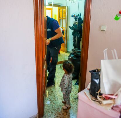 Una niña presencia el desahucio de su casa en Alicante.