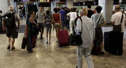 Pasajeros en el aeropuerto Adolfo Su&aacute;rez Madrid-Barajas. 