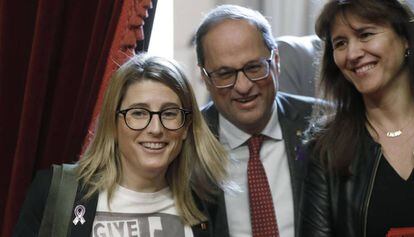 El 'president' Quim Torra, entre las consejeras Elsa Artadi y Laura Borràs.