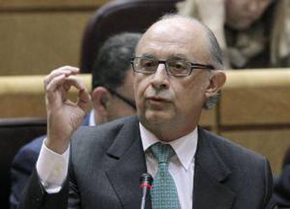 El ministro de Hacienda, Cristóbal Montoro, durante su intervención en el pleno del Senado celebrado esta tarde en la Cámara Alta.