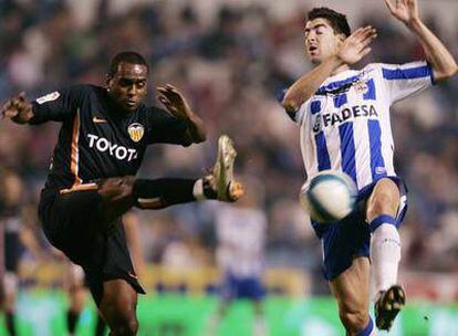 Miguel, a la izquierda, despeja un balón ante Arizmendi.