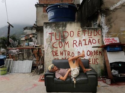Un habitante de la favela Rocinha, en Río de Janeiro. 