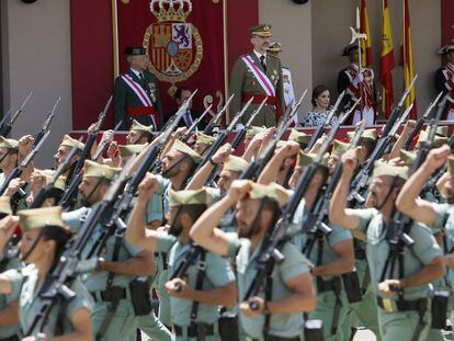 El Rey, presidiendo el desfile del Día de las Fuerzas Armadas celebrado en Guadalajara.