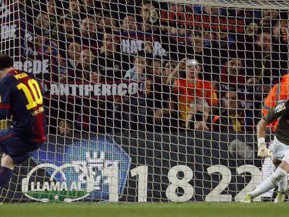 Messi ejecuta el penalti, el cuarto gol del Bar&ccedil;a.