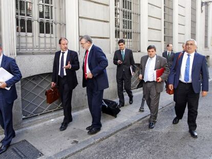 Rectores de las Universidades Españolas a su salida después de decidir no asistir a la reunión programada