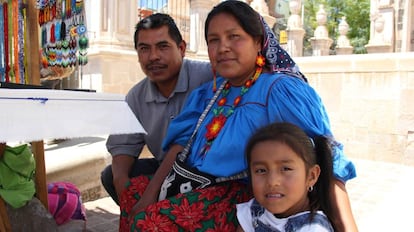 Mujer con su familia en México.