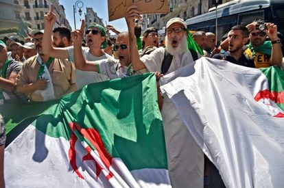 Manifestantes desfilando por las calles de Argel con la bandera argelina