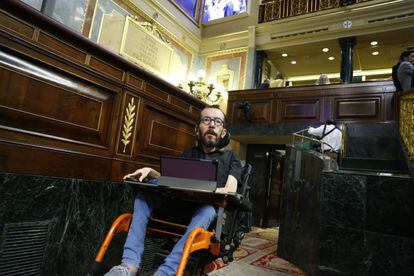 Pablo Echenique, portavoz de Unidas Podemos, llega al hemiciclo, la primera jornada del debate sobre el estado de la nación.