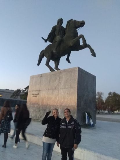 Yudith y Lino frente a la estatua de Alejandro Magno en Salónica (Grecia).