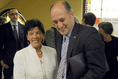 El rector de la UPV, Iñaki Goirizelaia, con la consejera de Educación, Isabel Celaá.