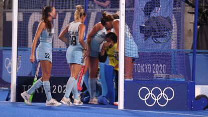Las jugadoras argentinas consuelan a la arquera, Belén Succi, tras la derrota ante Holanda en la final de hockey sobre hierba.