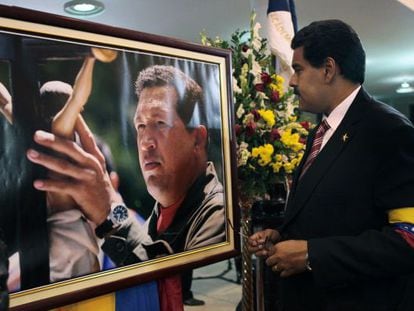 Maduro ante una foto de Ch&aacute;vez tras jurar como presidente el viernes.