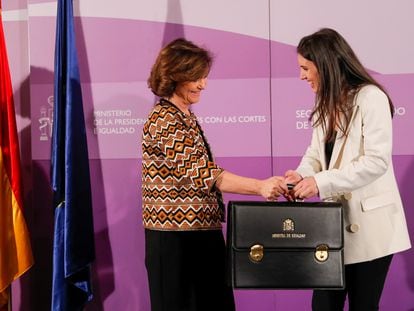 Carmen Calvo entrega la cartera de Igualdad a Irene Montero, el pasado 13 de enero.